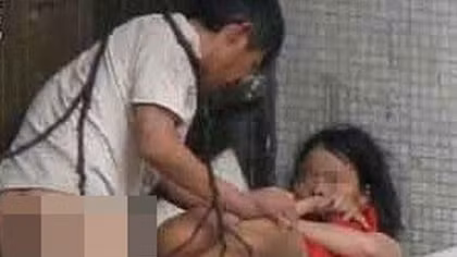 "Rủ" bé gái vào nhà tắm để "chơi trò người lớn"