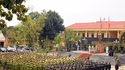 Công an Phú Thọ dâng hương tượng đài Chủ tịch Hồ Chí Minh