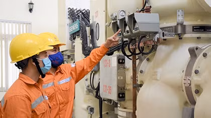 EVNHANOI triển khai phương án đảm bảo điện tại "ổ dịch" thôn Hạ Lôi