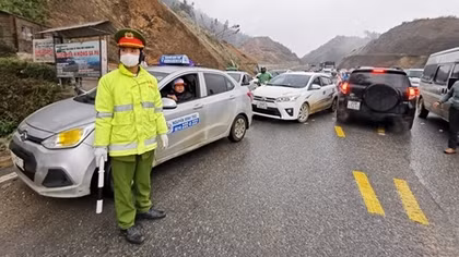 Sa Pa xuống dưới 0 độ C, du khách ùn ùn kéo lên ngắm tuyết