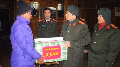 Công an tỉnh Hòa Bình thăm, chúc tết đồng bào dân tộc Mông