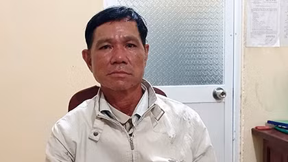 Ghen tuông, cha dượng đâm con riêng của vợ