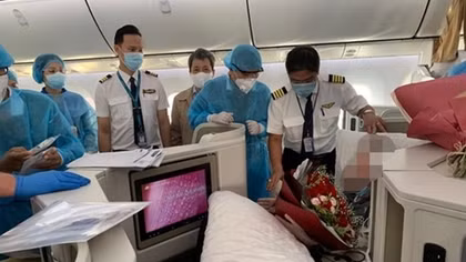 Hình ảnh phi công người Anh về tới quê hương