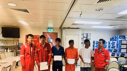 CBNV giàn khai thác trung tâm PQP-HT cứu giúp 4 ngư dân gặp nạn trên biển