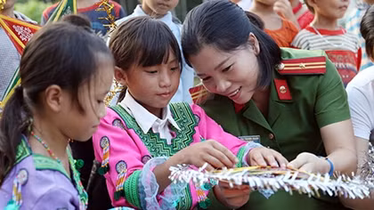Vui Tết Trung thu cùng trẻ em vùng cao