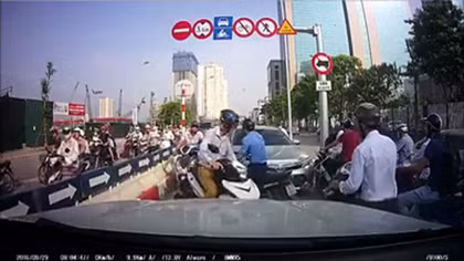 Xe máy, ô tô rồng rắn đi ngược chiều giữa đường phố Hà Nội