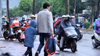 Học sinh Thủ đô đi học trở lại trong mưa rét