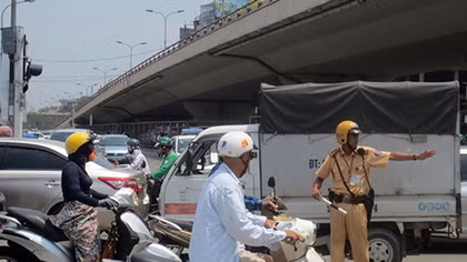Cảnh sát giao thông Hà Nội phơi mình trong “chảo lửa”