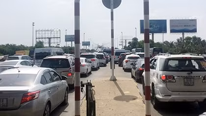 Kẹt xe hơn 2km, trạm thu phí Long Phước quyết không xả trạm