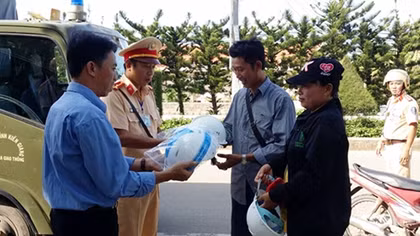 Công an huyện đảo Phú Quốc tặng mũ bảo hiểm cho người dân