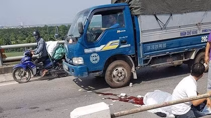 Tự tông dải phân cách trên cầu Thanh Trì, 2 người thương vong