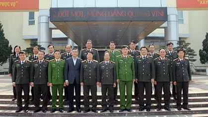 Thứ trưởng Bùi Văn Nam thăm, chúc Tết Công an tỉnh Hòa Bình