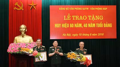 Trao huy hiệu 60 năm tuổi Đảng tặng Đại tướng Phạm Văn Trà