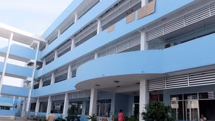 Một cô gái lao mình từ lầu 2 xuống đất nguy kịch