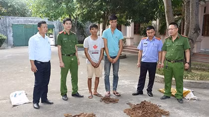 Thiếu tiền chơi game, 2 thanh niên rủ nhau "tháo đường tàu" bán