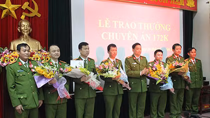 Trao thưởng vụ bắt 2 đối tượng trộm cắp 6,1 tỷ đồng trên xe khách