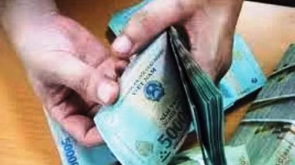 CSGT Thanh Hoá tìm chủ sở hữu bọc tiền rơi trên QL 1A