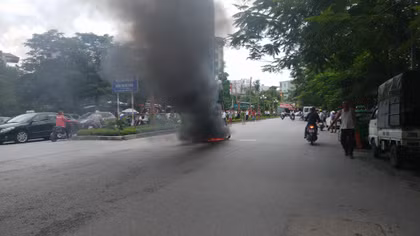 Xe máy cháy ngùn ngụt sau tai nạn với taxi