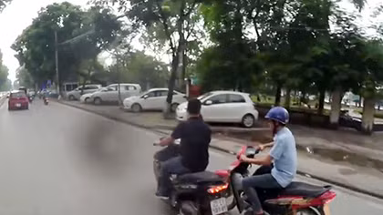 Thanh niên ngổ ngáo đánh võng, tạt đầu xe máy trên phố