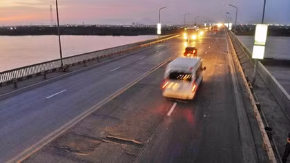 Mặt cầu Thăng Long xuống cấp, rung bần bật khi xe ô tô đi qua