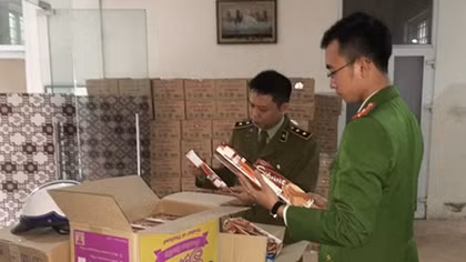 Gần 4 tấn bánh kẹo không nguồn gốc chờ bán dịp Tết