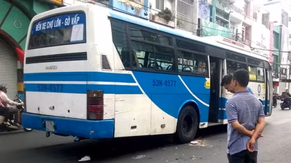 Ngồi tránh nắng trước đầu xe buýt bị tông chết