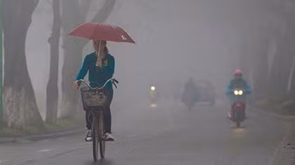 Hà Nội sương mù nồm ẩm, nhiều nơi có mưa phùn