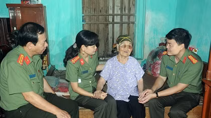 Công an Phú Thọ tặng quà 4 Mẹ Việt Nam Anh hùng