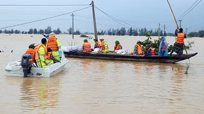 Cứu sống nhiều người dân vùng mưa lũ trong giây phút hiểm nghèo