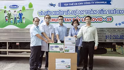Vinamilk “góp bước đi” gây quỹ giúp gần 6.000 trẻ em khó khăn phòng COVID-19
