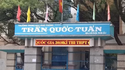 Người đàn ông vào trường nhảy lầu tự tử