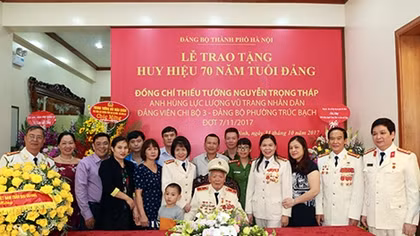 Trao tặng Thiếu tướng, Anh hùng LLVTND Nguyễn Trọng Tháp Huy hiệu 70 năm tuổi Đảng