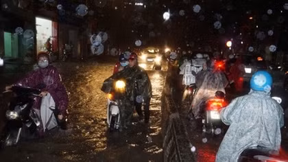 Bão số 9 suy yếu thành áp thấp nhiệt đới, Nam Bộ mưa lớn