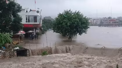 Mưa lớn kéo dài, nguy cơ xảy ra lũ quét, sạt lở đất