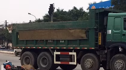 Bị xe tải cán qua người, hai nữ sinh đi xe đạp điện chết thảm