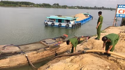 Nỗ lực chống “cát tặc” trên sông Đồng Nai