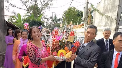 Cộng đồng mạng "dậy sóng" khi cụ ông cụ bà đi bê tráp đám cưới