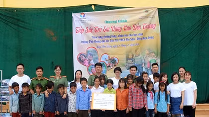 Trao tặng giường tầng và chăn ấm cho học sinh khó khăn