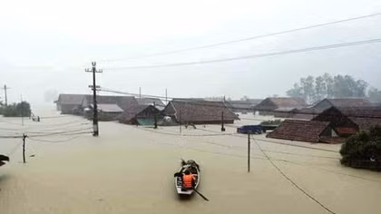 Hàng ngàn hộ dân bị chia cắt trong rốn lũ Quảng Bình, 2 người tử vong