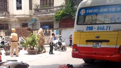 Xe buýt cán chết người tại đường phố Hà Nội