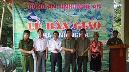 Bàn giao nhà tình nghĩa cho cán bộ Công an có hoàn cảnh khó khăn