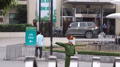 Công an cắm chốt, rà soát hàng quán quanh khu vực BV Bạch Mai