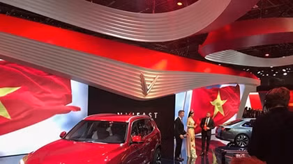 Bộ đôi xe VinFast chính thức lộ diện tại Paris Motor Show 2018
