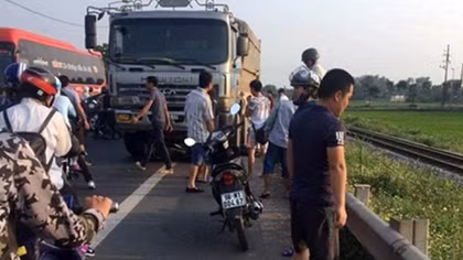 Đôi nam nữ chết thảm dưới bánh xe tải 