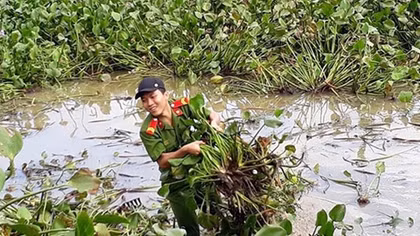 Sắc áo Công an giúp dân sau thiên tai lũ lụt