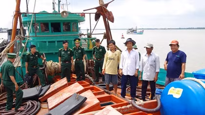 Tàu cá chở 2 vạn lít dầu không rõ nguồn gốc