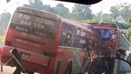 Quốc lộ 6 mờ mịt sương mù, hai xe khách tông nhau