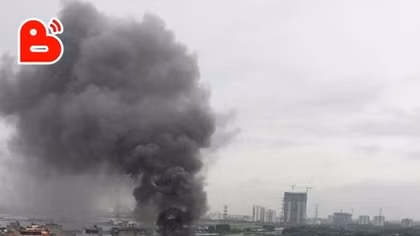 Gara ô tô cháy dữ dội trong mưa ở Hà Nội