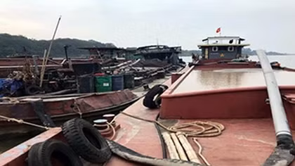 Lợi dụng đêm tối, 3 tàu trộm cát trên sông Hồng