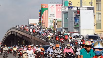 Hai xế hộp đối đầu trên cầu và câu chuyện văn hóa giao thông
